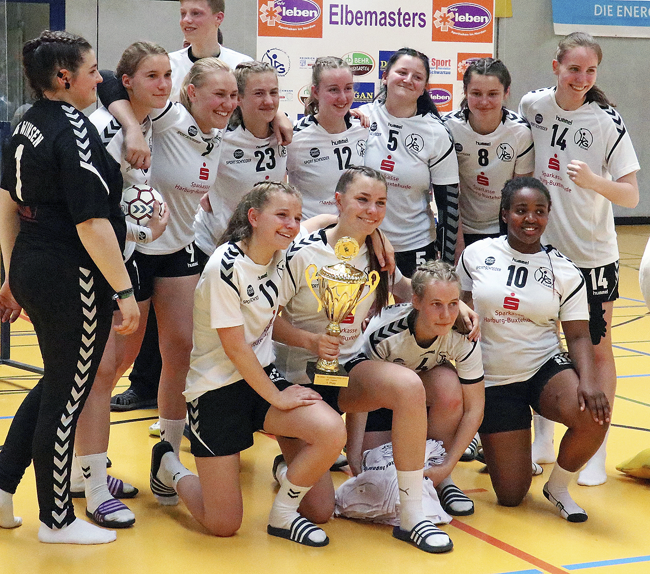 Die erfolgreiche C-Jugendmannschaft der HG Winsen mit dem Siegerpokal