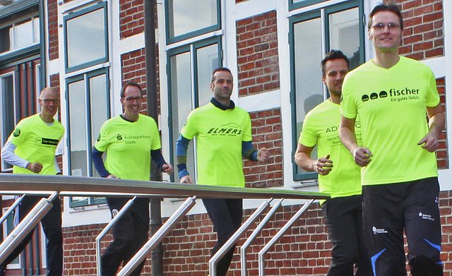 Udo Feindt (vorne) startet mit Pascal van der Heijden (v.li.), Andreas Subei, Daniel Jahnke und Andreas Ewald bei der Apenser Gewerbeschau am 25. August in Apensen zum fünften Mal in den 24-Stunden-Spendenlauf