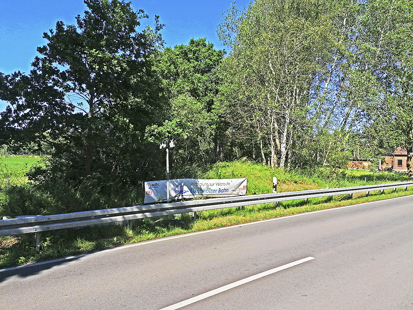 An diesem zum Verkauf stehenden Grundstück zwischen
Bahlburg und Vierhöfen wirbt der ADFC mit einem
Banner für eine Veloroute Foto: thl