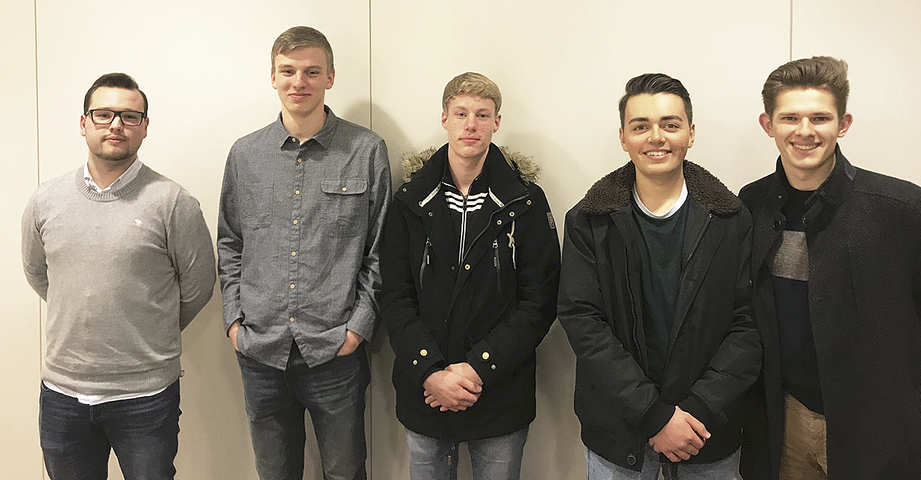 Der erste Vorstand der Grünen Jugend Harburg-Land (v. li): Till Schrader
(Sprecher), Max Stöver (politischer Geschäftsführer),
Jonathan Schwarz (Sprecher), Muris Hasanovic (politischer Geschäftsführer)
und Luis Bassanese (Schatzmeister)