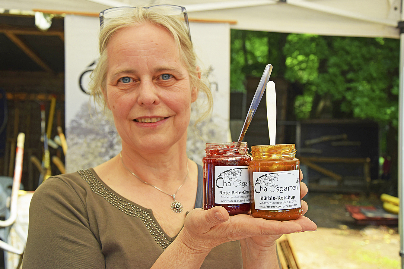 Susanne Wenck präsentierte ihr hausgemachtes Ketchup während des Deutschen Mühlentages an der Wassermühle Karoxbostel Foto: ts