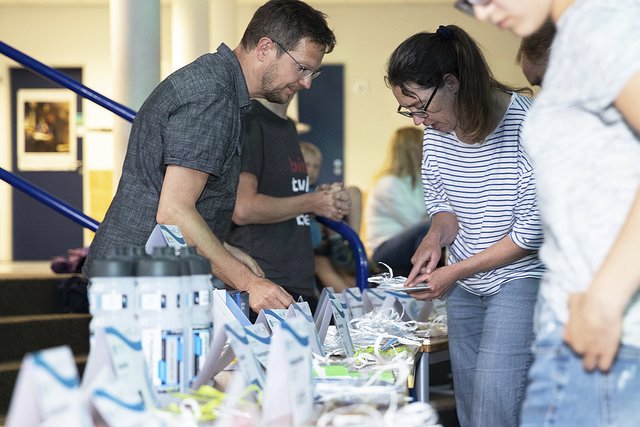 Die Teilnehmer konnten bei
der Tombola einen von vielen
attraktiven Preisen gewinnen