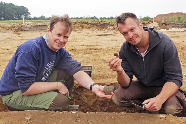 Sie haben rund 2.000 Jahre alte Scherben gefunden: die Archäologen Constantin Müller (li.) und Tobias Burau | Foto: ab