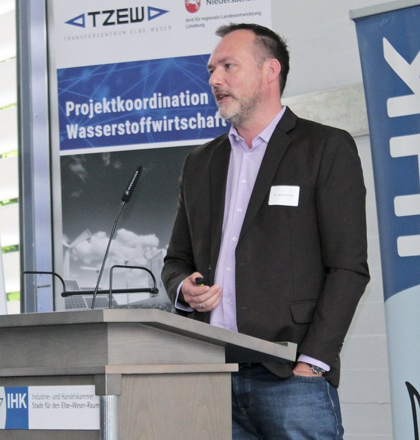 Dr. Jens Schmidt zeigte unter anderem, wie bei der Dow Wasserstoff erzeugt wird Foto: jab
