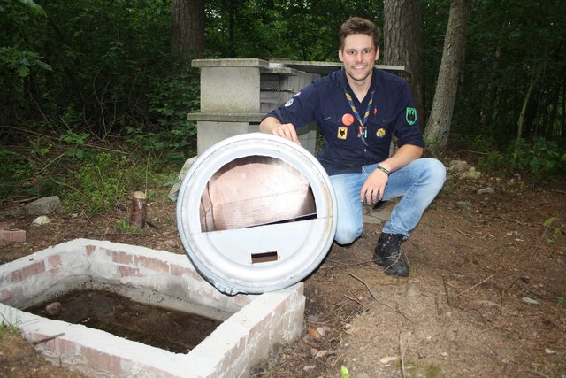 Pascal Schröder neben dem Langzeitprojekt der Pfadfinder: Auf dem Fundament soll ein Pizzaofen errichtet werden
