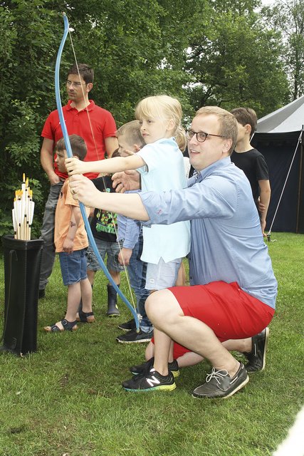 Martha (8) übte sich mit Vater Daniel Sturzenbecher am Pfeilschießen