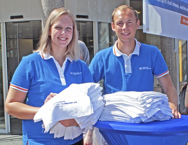 Frische Handtücher gab es von Miriam Kackmann und Maximilian Kahrs von der Volksbank