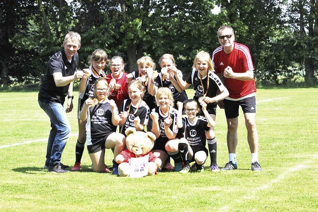 Auch die U12 hat sich für die Landesmeisterschaft qualifiziert (hinten von links):
Betreuer Thomas Brunkhorst, Anni Schwarze, Lucy Jacob-Ebbinghaus, Alina Meier, Sophia Jongma, Marike Brunkhorst, Trainer Bernd Schnackenberg,
(vorne von links): Julia Krohn, Mia Kalmbach, Finja Serbian und Leana Dammann.