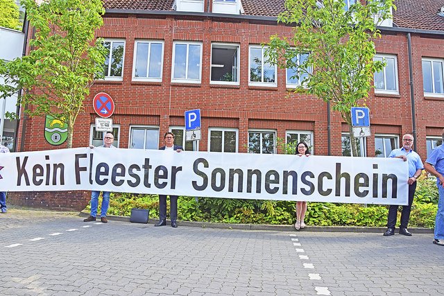 Mit einem großen Protestbanner erwarten Anwohner vor dem Seevetaler Rathaus die Mitglieder des Planungsausschusses