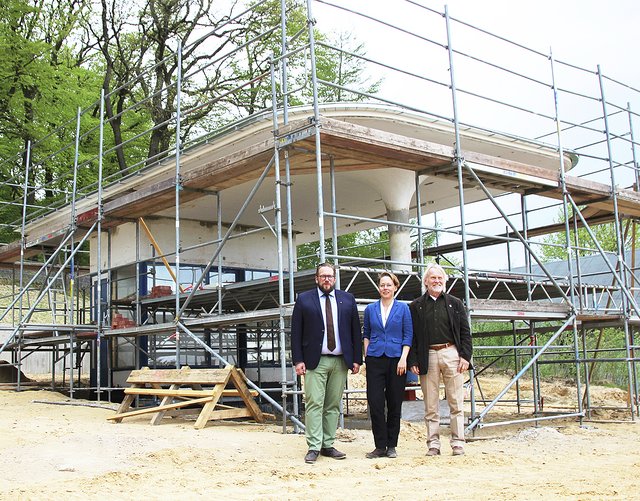 Die 1950er-Jahre-Tankstelle ist Teil des aktuellen Bauprojekts " Königsberger Straße" (v. li.):
Museumsdirektor Stefan Zimmermann, Geschäftsführerin Carina Meyer und
Stiftungsratvorsitzender Klaus-Wilfried Kienert | Foto: FLMK