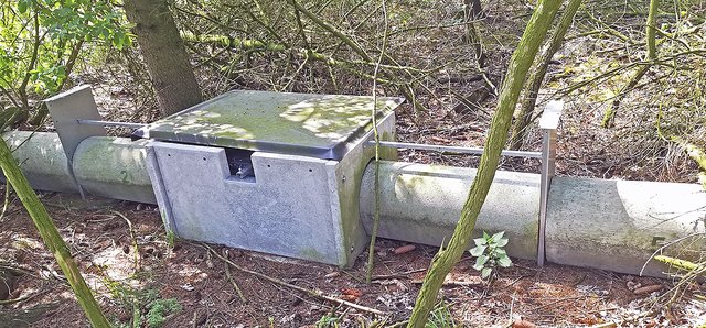 Solche Betonwippfallen werden beim Rebhuhnschutzprojekt verwendet Foto: Günther Bube