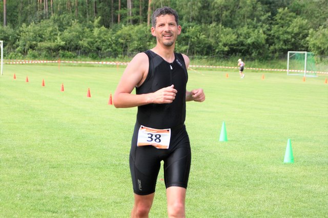 Frank Plesse läuft auf dem Sportplatz die letzten Meter bis zum Ziel | Foto: TSV