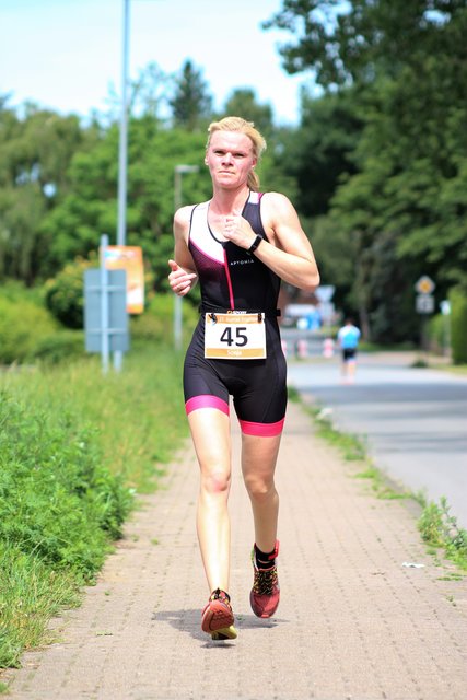 Sonja Schippers läuft noch locker dem Ziel entgegen | Foto: TSV