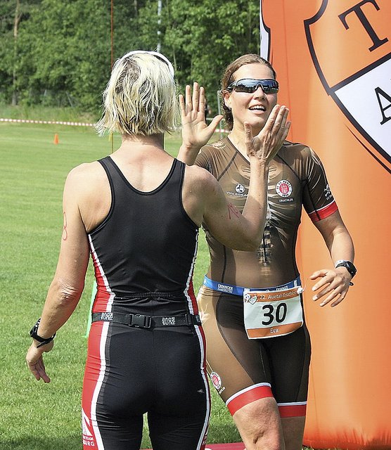 Eva Schulz (re.) vom FC St. Pauli Triathlon wurde auf der Sprintdistanz Zweite | Foto: TSV