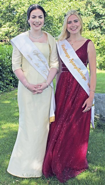 Spargelköniginnen unter sich: Feline (li.) traf beim Sommerfest auf ihre Kollegin Leonie Foto: jab