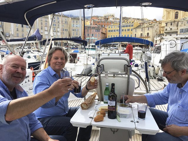 Auch das süße Leben kommt an Bord nicht zu kurz:
(v. li.) Vereinsvorsitzender Jens Weidling, Jörg Fischer und Michael Dill bei der Schiffsübernahme in Bastia auf Korsika