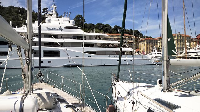 Enormer Größenunterschied: Blick auf die 104 Meter lange 
Megayacht "Quantum Blue" im Hafen von Nizza | Foto: SKB