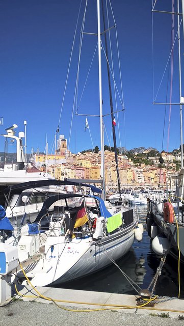 Die "Heide-Witzka" vor der malerischen Kulisse von 
Menton an der Côte d'Azur  | Foto: SKB