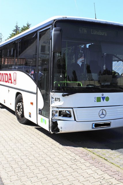 Der Bus hat vorne rechts eine Beule
