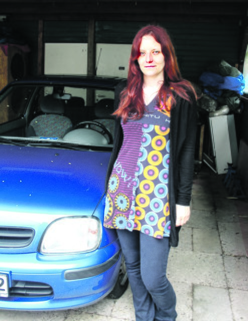 Jasmin Eifler mit ihrem 20 Jahre alten Nissan Micra