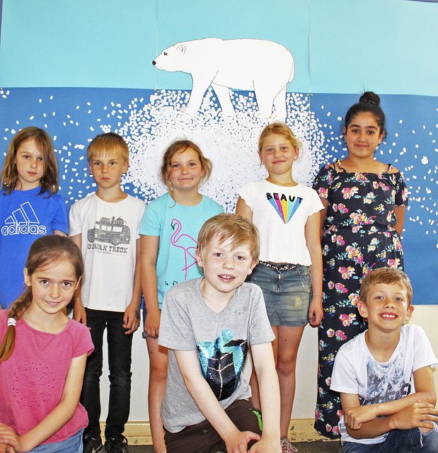Die Kinder der Klim-AG aus der Jorker Grundschule "Am Westerminnerweg" mit ihrem Eisbärenplakat