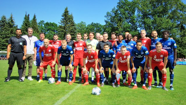 Gemeinsames Foto vor dem Anpfiff an der Otto-Koch-Kampfbahn in Buchholz mit den HSV-Profis (in blau)