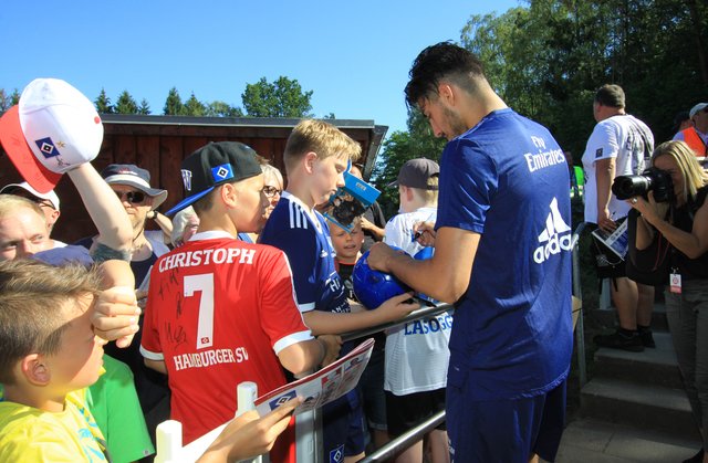 Nach dem Spiel gab es von den HSV-Profis Autogramme