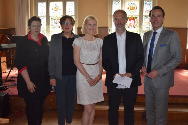 125 Jahre Alte Stadtschule: Ilona Johannsen, Elke Oppermann, Anke Müller, Stefan Pleß und der stellvertretende Bürgermeister André Bock (v. li.) 