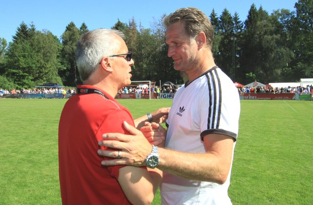 08-Manager Simon Beecken (li.) im Gespräch mit Trainer Marinus Bester