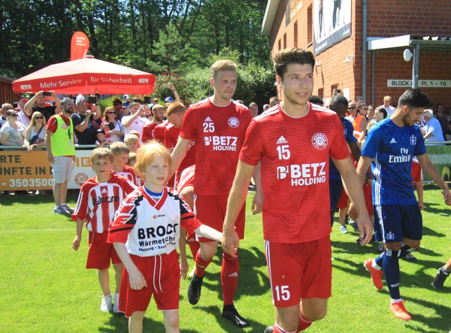 Die Spieler mit den Einlaufkindern