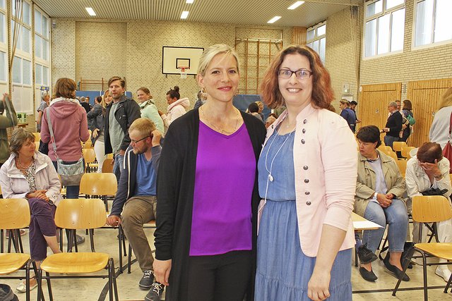 Stellten ein Konzept vor, dass keine Fragen mehr offen ließ: Schulleiterin Tina Reiß (re.) und Projektleiterin Sonja Tietz