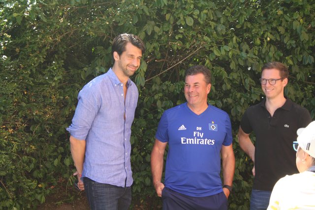 Führungsspitze des HSV: (v. li.) Sportvorstand Jonas Boldt, Trainer Dieter Hecking und Sportdirektor Michael Mutzel  | Foto: os