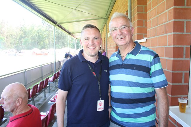 Vor dem Spiel: Mit-Organisator und Schiedsrichter Sascha Thielert (li.) und Wilfried Wiegel von der Sparkasse Harburg-Buxtehude | Foto: os