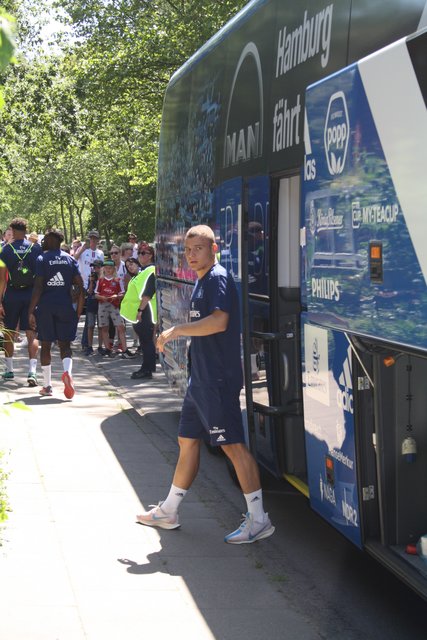 Bei ihrer Ankunft wurden die HSVer - hier Vasilije Janjicic - von den Fans begrüßt | Foto: os