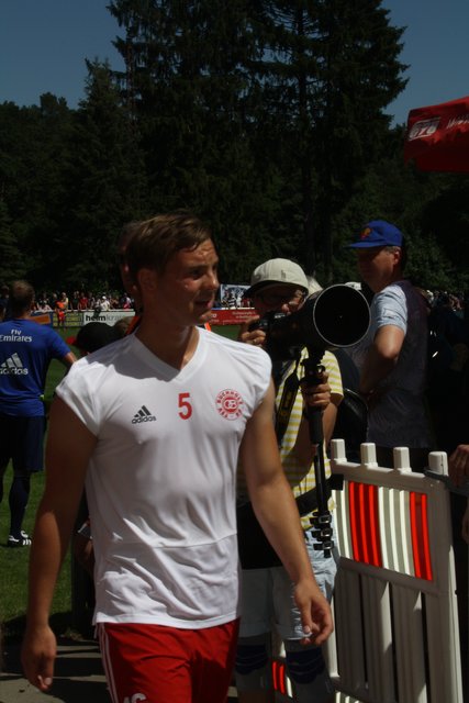 Nach dem Aufwärmen schon pitschnass: 08-Neuzugang Dustin  Jahn (kam vom Kreisligisten Buchholzer FC)  | Foto: os