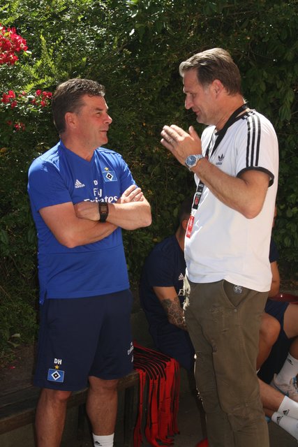 Im Plausch vor dem Spiel: die neuen Trainer Dieter Hecking (li., HSV) und Marinus Bester (Buchholz 08) | Foto: os