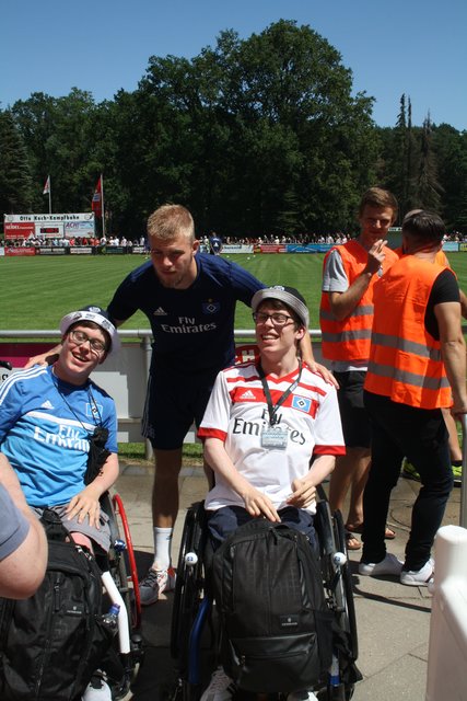 Fannähe demonstrierte Rick van Drongelen - hier mit den Edelfans André (li.) und Marcel Fricke, die extra aus Lübeck angereist waren | Foto: os