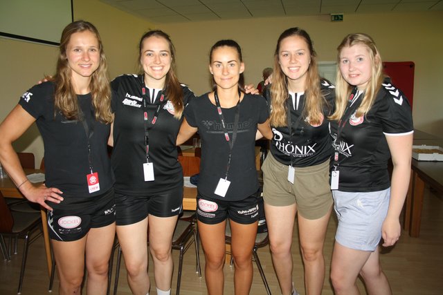 Sie versorgten die Gäste mit Essen und Getränken: (v. li.) Kim Land, Anneke Ratfeld, Zeliha Puls, Marieke Ratfeld und Annika Dinse vom Handball-Zweitligisten HL Buchholz 08-Rosengarten  | Foto: os