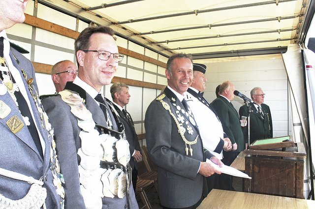 Schützenkönig Volker Nützel (li.) und Präsident Mirco Meyer begrüßten die Gäste