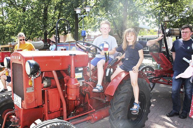 Probierten den historischen Feuerwehrtrecker aus: Die Geschwister Noah und Anna Cavarero | Foto: lt