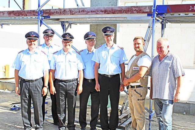 Freuen sich über den Baufortschritt (v. li.): Vize-Ortsbrandmeister Jens Neven, Ehrenstadtbrandmeister Helmut Kunze, Ortsbrandmeister Stefan Heick, Vize-Stadtbrandmeister Jens-Peter Wreide, Stadtbrandmeister Uwe Ehlers, Maurermeister Peter Kostjuk und Volker Schulz vom Stadt-Bauamt Fotos: ce