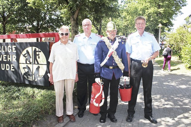 Empfingen die Gäste beim großen Feuerwehrfest (v. li.): Ex-Bürgermeister Hans-Georg Freudenthal, Zugführer Mario Stöppeler, Werner Koller und Ortsbrandmeister Jürgen Meyer 