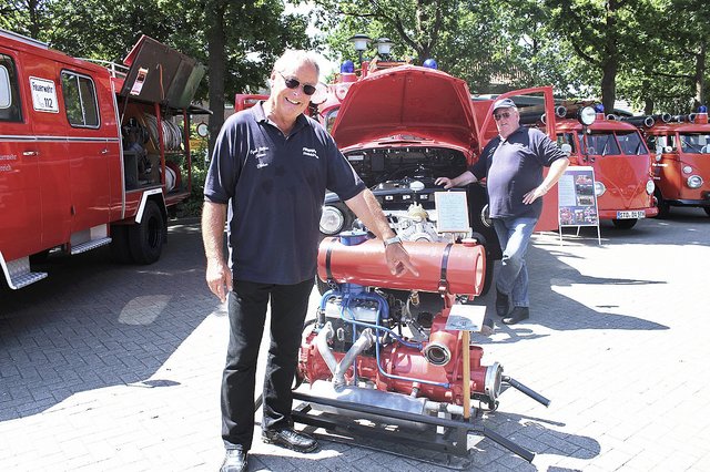Dieter (vorne) und Helmut Zutz von der Feuerwehr Steinkirchen kamen mit einem Opel Blitz und einer noch funktionstüchtigen Feuerwehrspritze zur Oldtimer-Ausstellung