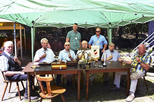 Die beiden Vorsitzenden (hinten) mit den Pfeife rauchenden Ehrenmitgliedern  | Foto: bim