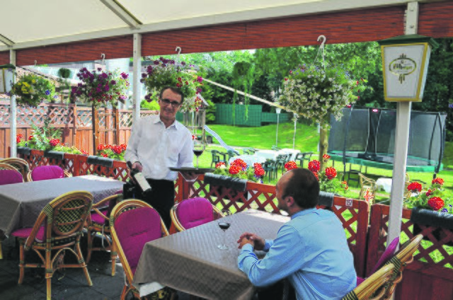 Die Sommerterrasse lädt zum gemütlichen Verweilen ein