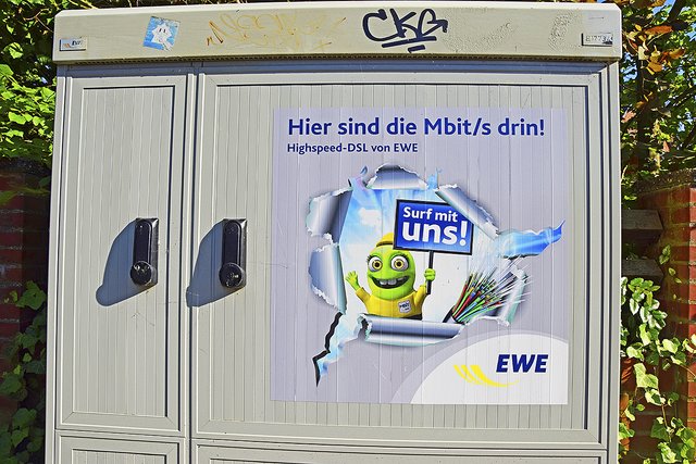 Das Unternehmen EWE wirbt auf einem Stromkasten in Ramelsloh für schnelles Internet