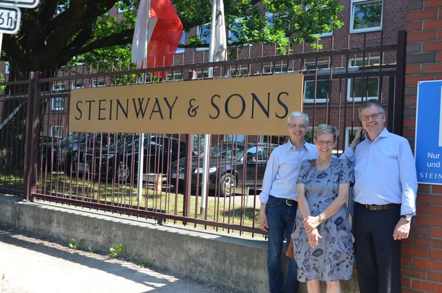Vor dem Steinway-Areal in Hamburg-Bahrenfeld: (v. li.) Onne Hennecke (Empore), Sigrid Spieker (Aufsichtsrat Empore) und Cord Köster (Sparkasse Harburg-Buxtehude)