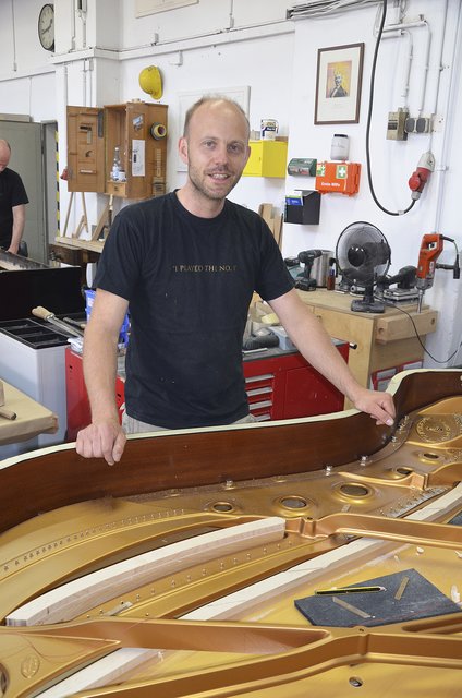 Steinway-Mitarbeiter Stefan Bammann