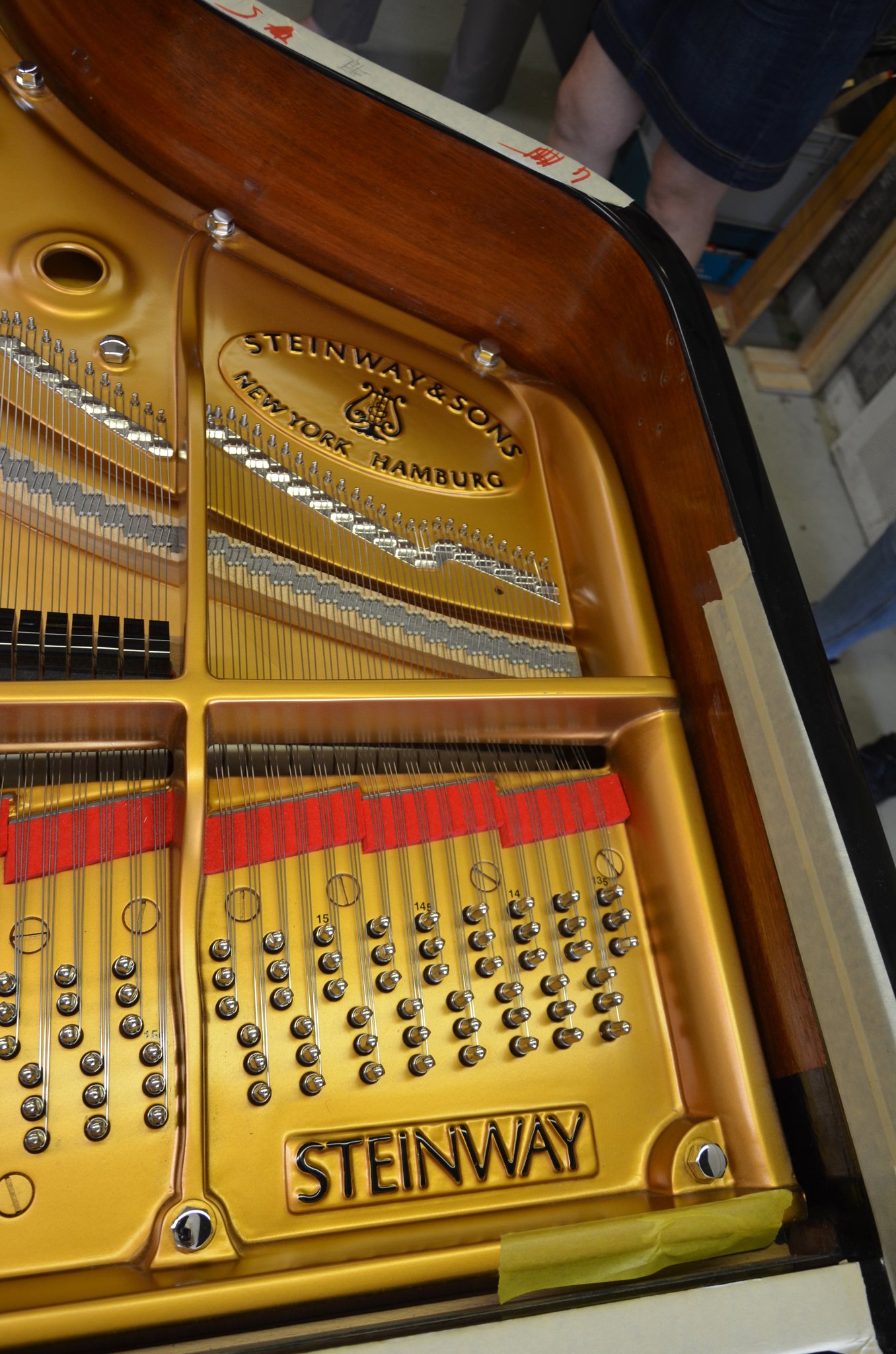 Besuch Bei Steinway In Hamburg 25 000 Euro Teure Grundsanierung Des C Flugels Des Buchholzer Veranstaltungszentrums Empore Ist Auf Der Zielgeraden Hier Wird Der Flugel Wieder Fitgemacht Buchholz