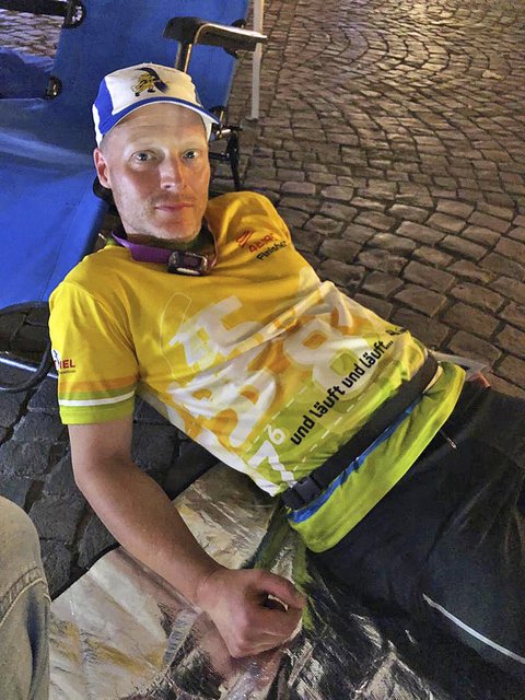 Nur anderthalb Stunden Pause, dann ist Kay Giese wieder auf die Laufstrecke zurückgelehrt. 320 Kilometer von Wiesbaden nach Bonn ist er gelaufen Foto: privat